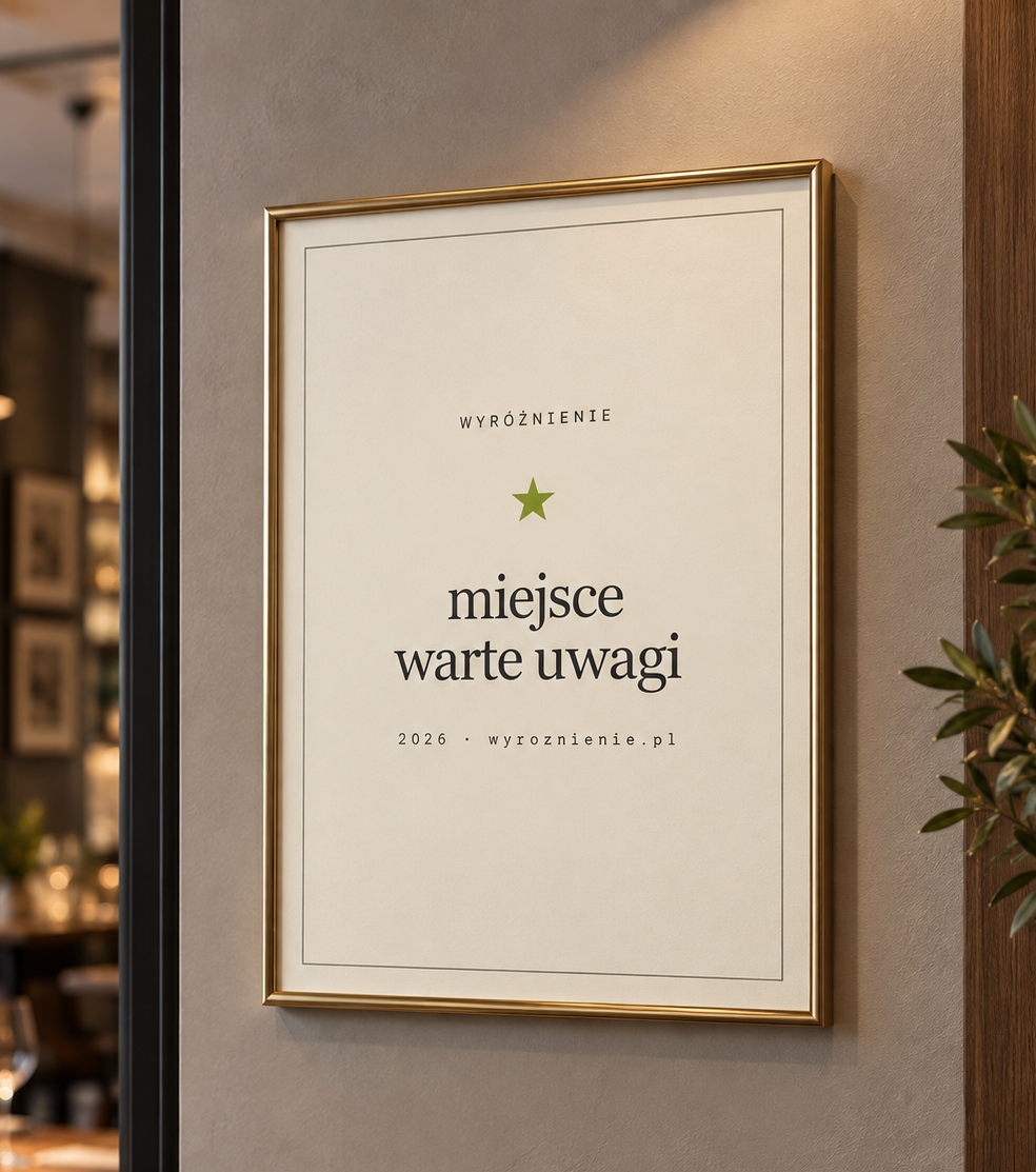 Fizyczne, oprawione wyróżnienie wyroznienie.pl wyeksponowane we wnętrzu lokalu